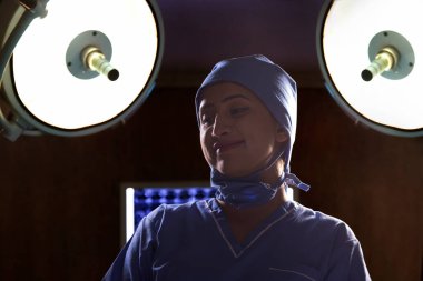 Hastanedeki ameliyathanede yüz maskeli kadın hemşire portresi.