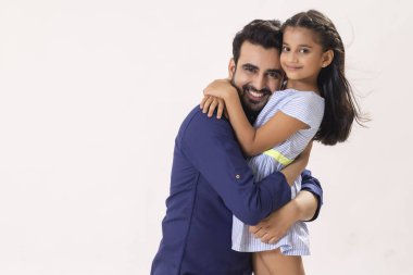 KAMERA 'NIN ÖNCE BİR ADAM VE KIZI BİRLİK OLACAK