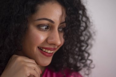 yakın çekim güzel, gülümseyen, genç bir kadın portresi