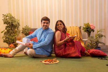 Mutlu kardeşler kutluyor Raksha Bandhan