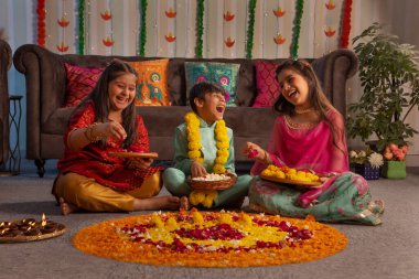 Çocuklar Diwali 'de birlikte çiçek hazırlıyorlar.