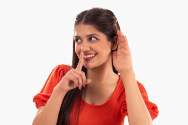 Güzel bir kadının portresi beyaz arka plana karşı sessiz bir hareket sergiliyor.