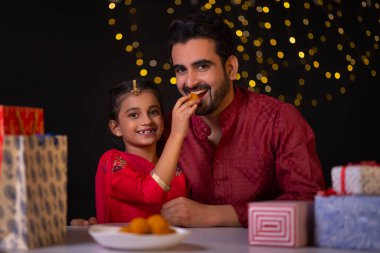 KAMERA 'YA GİRİŞİYOR SÜRDÜRÜĞÜ SÜRÜNDÜR