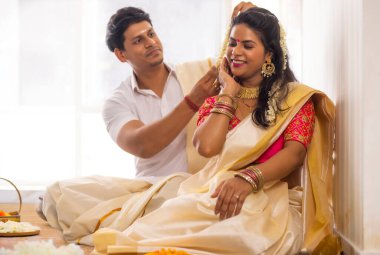 Koca, karısının Onam 'da hazırlanmasına yardım ediyor.