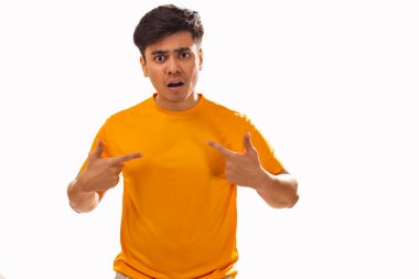 Beyaz arka planda el kol hareketi yapan genç adamın portresi