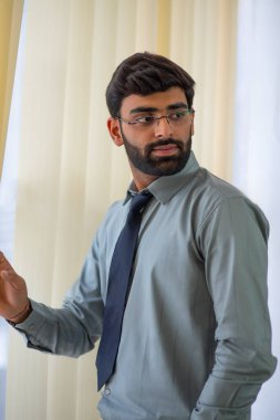 Resmi giyinmiş yakışıklı genç bir adamın portresi.