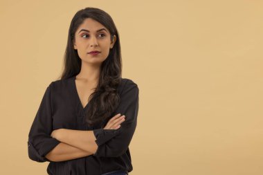 Kolları bağlı başka bir yere bakan genç bir kadının portresi.