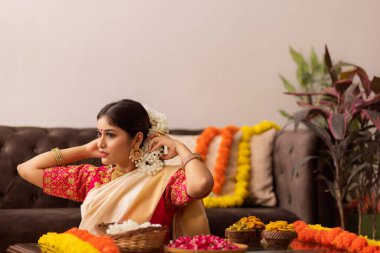 Onam 'da saçını çiçeklerle süsleyen bir kadın.