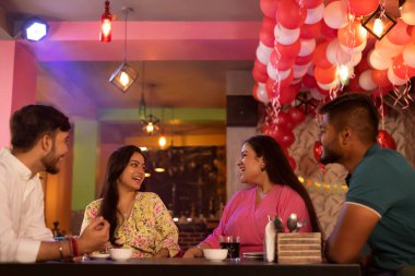 Arkadaşlar restoranda doğum günü kutluyor