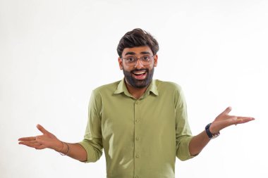 Beyaz arka plana el sallayan gülümseyen bir gencin portresi.