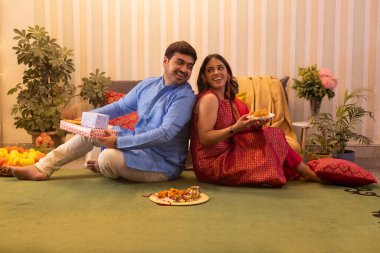 Mutlu kardeşler kutluyor Raksha Bandhan