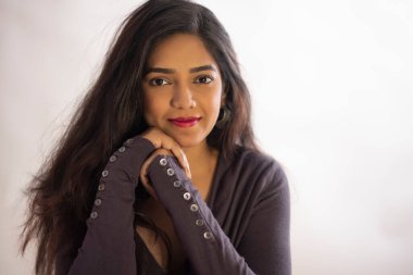 Güzel bir kadının portresi. Elinde dinlenen bir çeneyle poz veriyor.