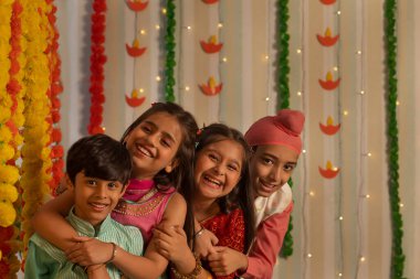 Çocuklar Diwali 'de eğleniyorlar.