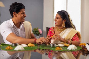 Mutlu çift, Onam Sadhya 'yı evde ağırlıyor.