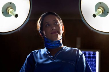 Ameliyathanede ameliyattan sonra genç kadın hemşire portresi.