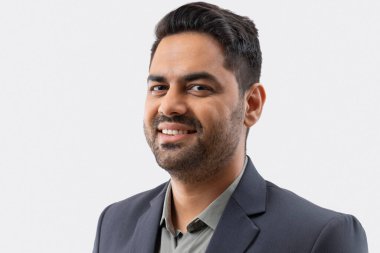 Beyaz arka planda genç bir iş adamının yakın plan portresi