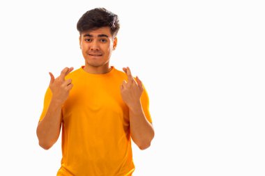 Genç adamın portresi beyaz arka plana karşı umut içinde.