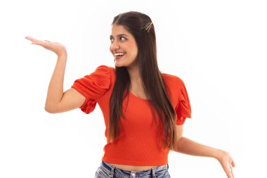 Beyaz arka plan üzerinde eller güzel kadın portresi