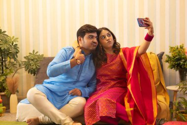Kardeş, Raksha Bandhan 'la selfie çekiyor.