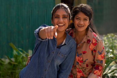 İki gülümseyen kadının portresi