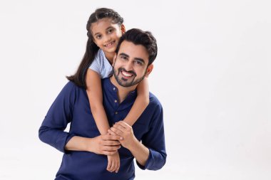 KAMERA 'NIN ÖNÜMÜNDE KIZ KIZI YAŞIYOR MU?