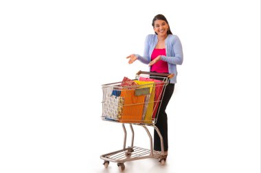 Hintli kız alışveriş yaptıktan sonra mutluluğunu gösteriyor