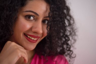 yakın çekim güzel, gülümseyen, genç bir kadın portresi