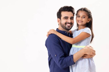 KAMERA 'ya bakan mutlu bir babanın ve kızının portresi.