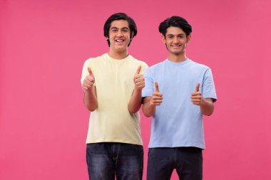 Pembe arka planda duran genç çocukların portresi