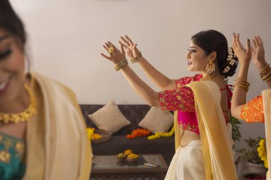 Geleneksel beyaz elbiseli kadınlar Onam 'da dans ediyorlar.