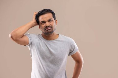 Kafasında eli olan hayal kırıklığına uğramış genç bir adamın portresi.