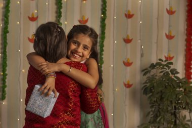 Diwali vesilesiyle sarılan iki küçük kız.