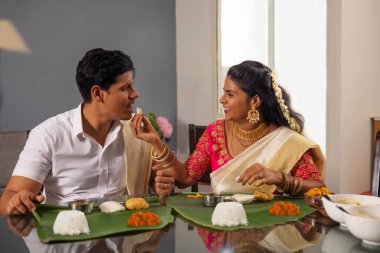 Mutlu çift, Onam Sadhya 'yı evde ağırlıyor.