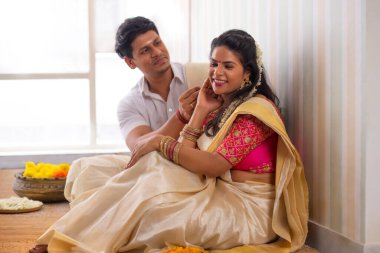 Koca, karısının Onam 'da hazırlanmasına yardım ediyor.