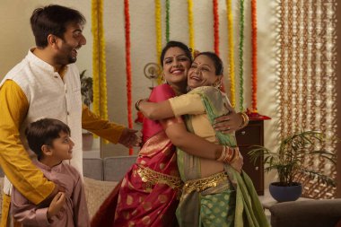 Ganesh Chaturthi festivalini kutlayan mutlu Hint ailesi.