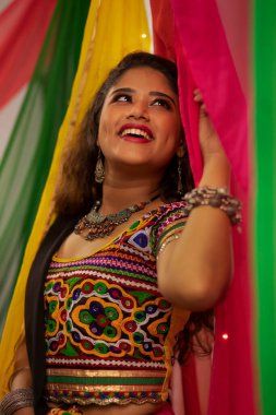 Navratri Festivali sırasında geleneksel Gujrati kıyafeti giymiş bir Gujarati kadınının portresi.