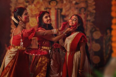 Bengali ailesi Durga Puja 'yı kutluyor