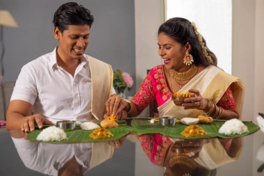 Mutlu çift, Onam Sadhya 'yı evde ağırlıyor.