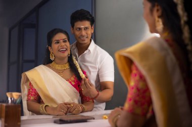 Koca, karısının Onam 'da hazırlanmasına yardım ediyor.