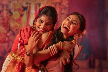 Anne ve kızı Durga Puja 'yı kutluyor.