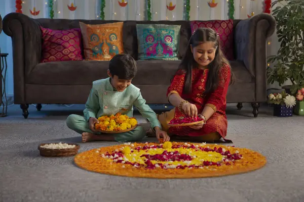 Çocuklar Diwali 'de çiçek hazırlıyorlar.