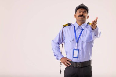 Bir şeye itiraz eden güvenlik görevlisinin portresi