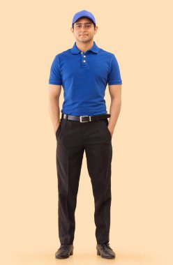 Elleri ceplerinde genç bir kuryenin portresi.