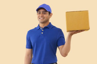 Avucunda karton kutu olan kurye bir çocuğun portresi.