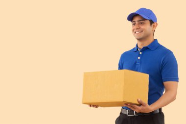 Elinde karton kutu olan kurye bir çocuğun portresi.