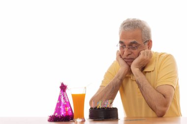 Üzgün son sınıf öğrencisi doğum gününü yalnız kutluyor.