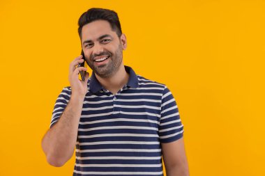 Smartphone 'da konuşan mutlu genç adamın portresi