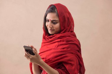 Cep telefonuyla çalışan bir kadının portresi..