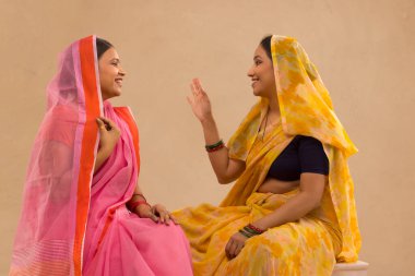 İki kırsal kadın birbirleriyle konuşuyor..