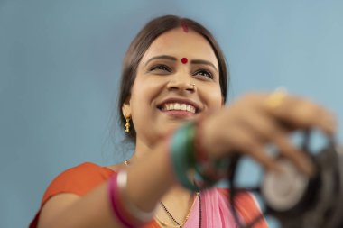 Bir dikiş makinesi ile çalışan bir kadın.